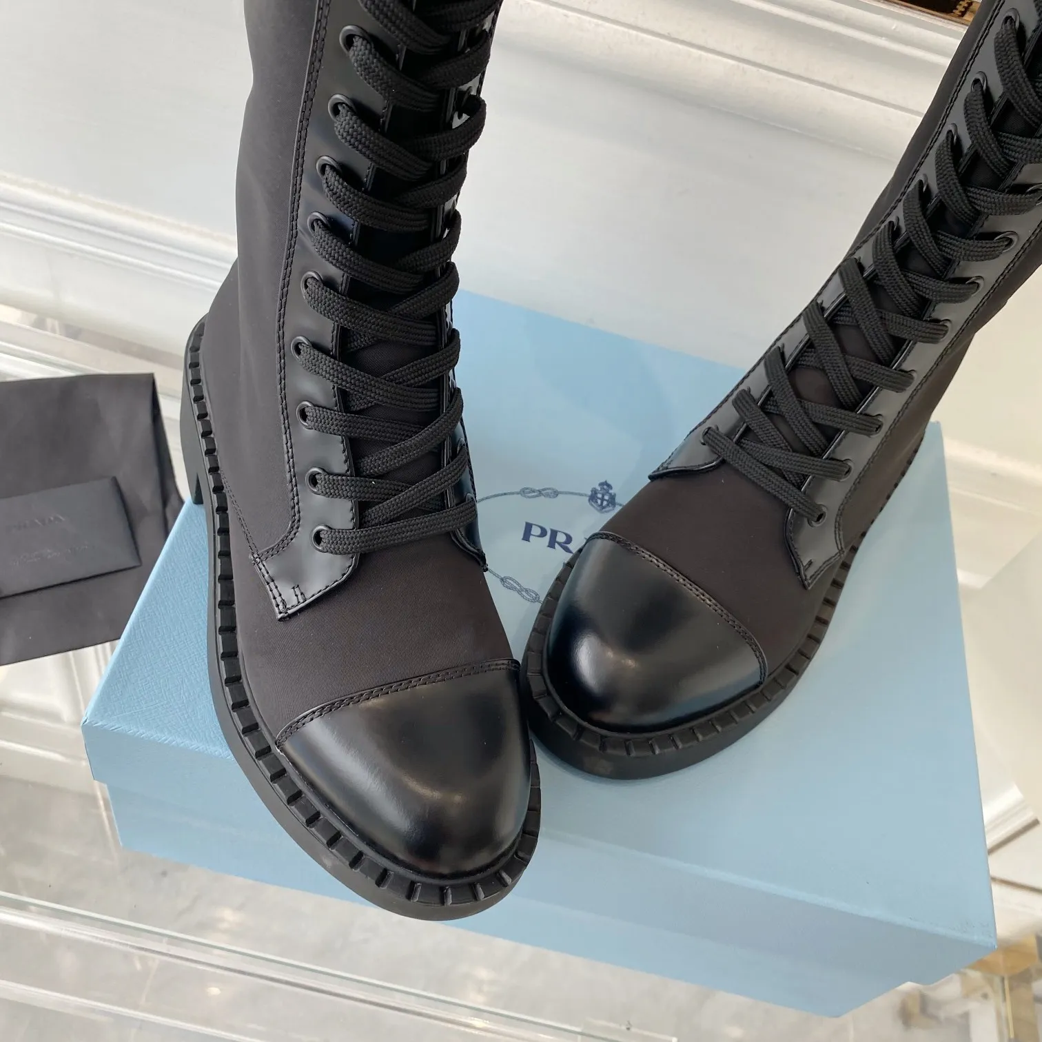 P560, the top level 🔝 2022 SSS re-recommends the new Pujia boots Pujia's early spring catwalk shows off the red models, which are the same as "Creating Dreams That Never Sleep". Prada can focus on the occasion and use them to create a fresh and new style with a touch of nobility. It feels so perfect on the feet 💃💃 Wear it with matching shoes ⁠ So elegant and generous, crystal clear, no matter the quality of the accessories, they are all the same ⁠Uniquely made to order, made from original to zero, the entire series is full of exciting and unexpected elements, different combinations The quality of the materials and the expression of the texture of the materials, with a strong artistic atmosphere, let you lead the ever-changing style of the Prada girl. 1⃣Face shoes: matte ⁠ smooth opening edge vermilion, 2⃣ lining: imported leather ⁠ sheep lining 3⃣ sole⁠ large: Italy⁠ large primary color⁠ original version 4⃣🔺 original 㸝 foot pads, digital women's 35M-40M